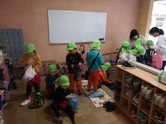 保育園と交流する幼児の写真