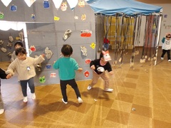 節分ごっこをする幼児の写真