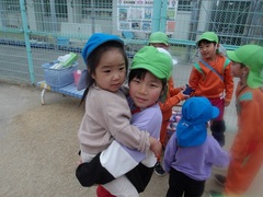 満3歳児と5歳児の写真