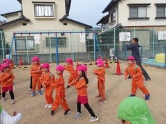 マラソンをしている幼児の写真