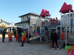 霜が降りている園庭の写真