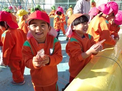 氷を触る幼児の写真