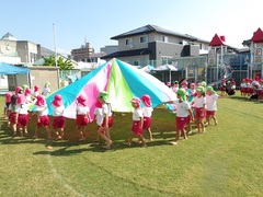 バルーンで遊ぶ幼児の写真
