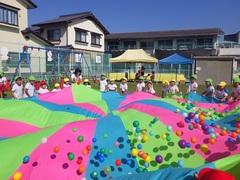 バルーンで遊ぶ幼児の写真