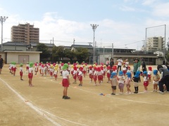 体操をする幼児の写真