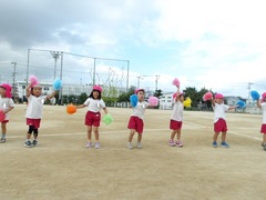 リズムをする幼児の写真