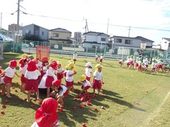 玉入れの競争の写真