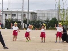 運動会練習をする幼児の写真