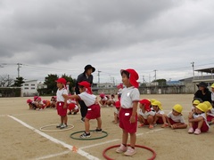 運動会練習をする幼児の写真
