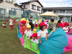 バルーンをする幼児の写真