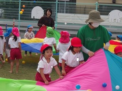 バルーンをする幼児の写真