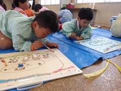 絵を描く幼児の写真