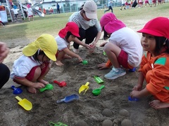 砂場で遊ぶ幼児の写真