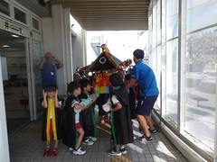 みこしを担ぐ幼児の写真