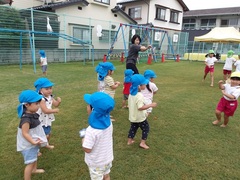 運動遊びをする幼児の写真