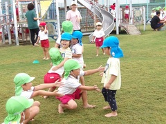 運動遊びをする幼児の写真