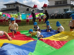 バルーンをしている幼児の写真