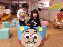 乗り物で遊ぶ様子