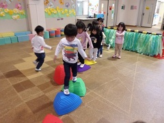飛び石で遊ぶ様子