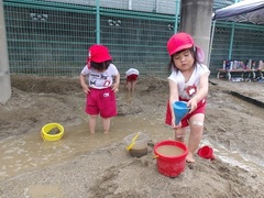 砂場で遊ぶ様子