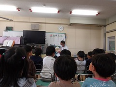 読み聞かせをする様子