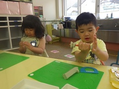 粘土で遊ぶ様子