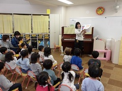 お話を聞く様子