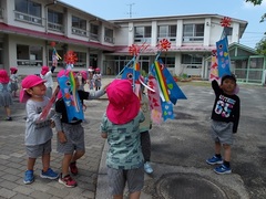 こいのぼりで遊ぶ様子
