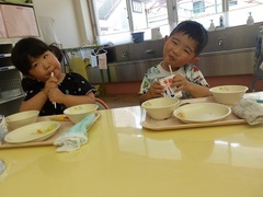 給食を食べる様子