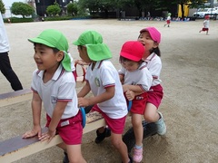 シーソーで遊ぶ様子