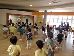 避難訓練をする様子
