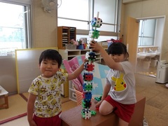 ブロックで遊ぶ様子