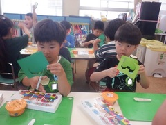 かえるの製作をする様子