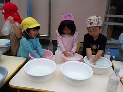 泡遊びをする様子