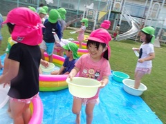 水遊びをする様子