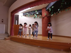 なかよし広場で踊る様子