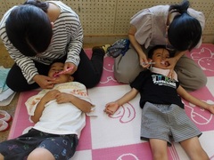 仕上げ磨きをする様子