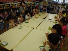 誕生会のおやつを食べる様子