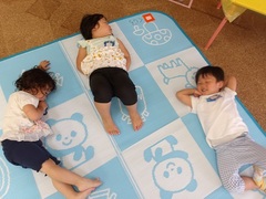 寝転がる様子