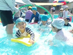 水遊びをする様子