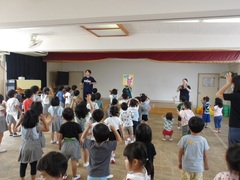 防災ダックをする様子