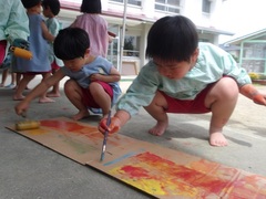 絵の具で遊ぶ様子