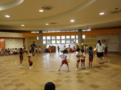 盆踊りをする様子
