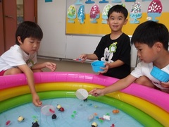 金魚すくいをする様子