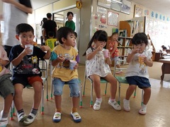 かき氷を食べる様子