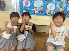 友達とかき氷を食べる様子