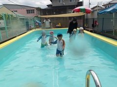 プールで走る様子