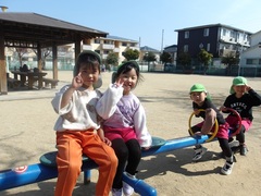 公園に散歩に行く幼児の写真