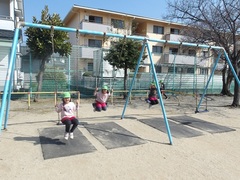 公園に散歩に行く幼児の写真