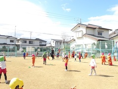 園庭で遊ぶ幼児の写真